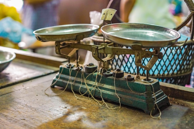 Échelle de poids vintage classique pour mesurer le heab médical thaïlandais dans la boutique originale d'herbes médicales thaïlandaises à Bangkok en Thaïlande