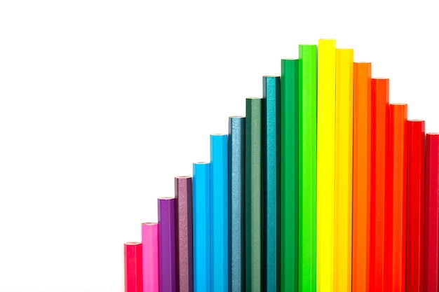 Photo Échelles à crayons multicolores sur fond blanc