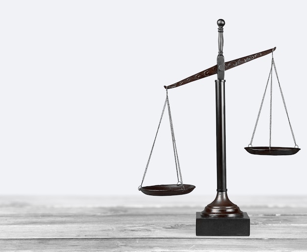 Échelles de loi sur fond de table. Symbole de justice