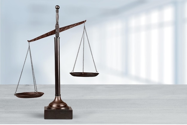 Échelles de loi sur fond de table. Symbole de justice