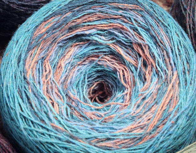 Photo Écheveau de fil de laine teint en sections coloré pour le tricot et le crochet