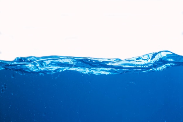 Éclaboussure d'eau Aqua coulant par vagues et créant des bulles Gouttes à la surface de l'eau