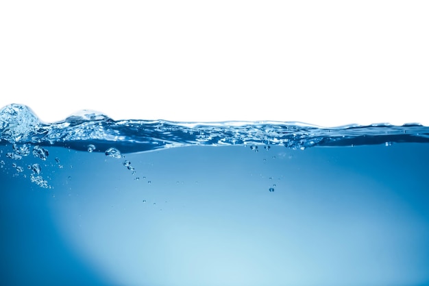 Éclaboussure d'eau bleu clair sur fond blanc