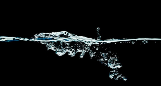 éclaboussure d'eau bleue isolé sur fond blanc