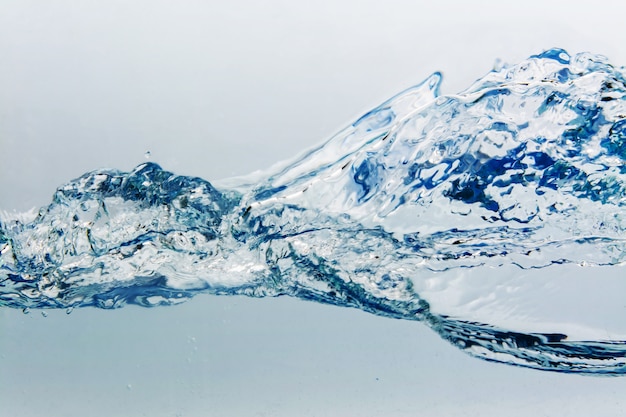 Photo Éclaboussure d'eau avec des bulles d'air, isolé sur fond blanc