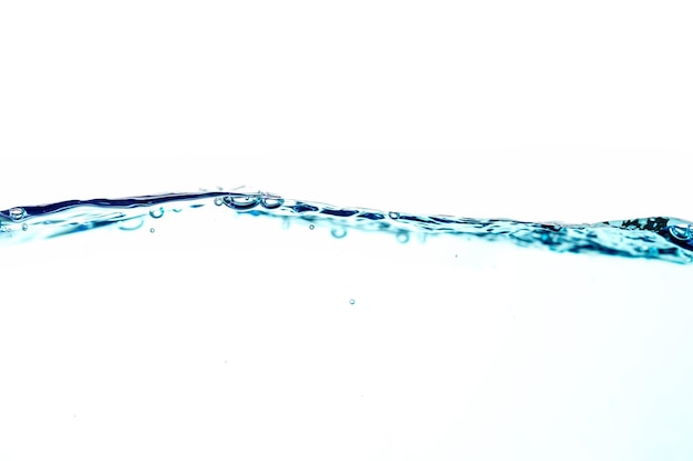 Photo Éclaboussure d'eau avec des bulles d'air, isolées sur fond blanc.