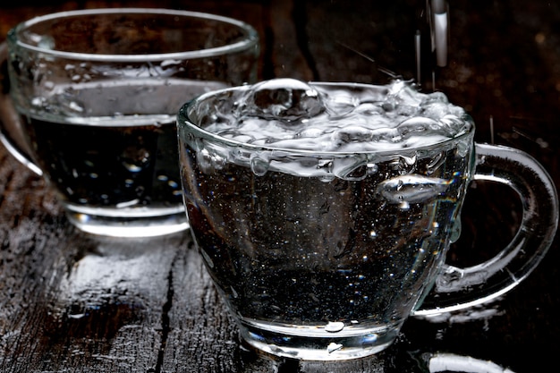 éclaboussure d&#39;eau dans une tasse en verre