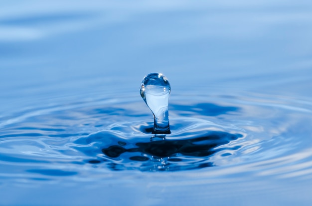 éclaboussure d&#39;eau sur fond bleu