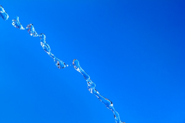 éclaboussure d&#39;eau sur fond de ciel bleu