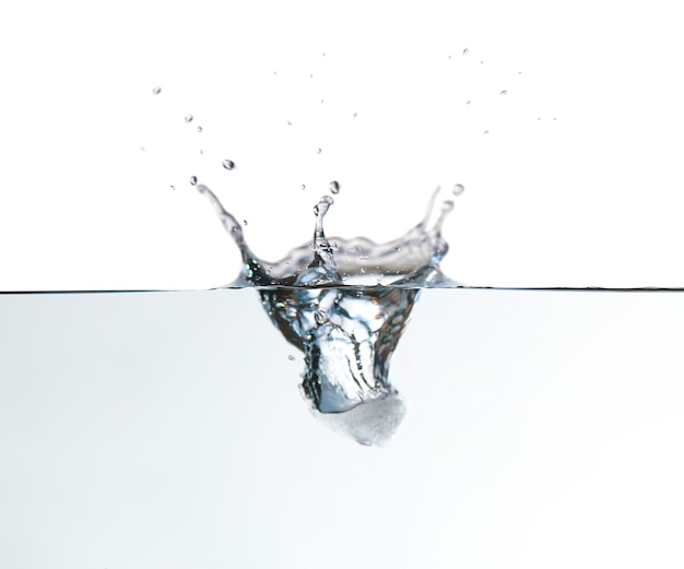 éclaboussure d'eau pure avec bulle