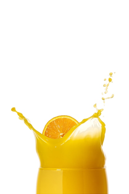 Photo Éclaboussure de jus d'orange isolée sur un verre blanc de jus d'orange éclaboussant en gros plan photo stock