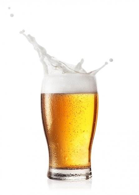 Photo Éclaboussure de mousse dans un verre de bière