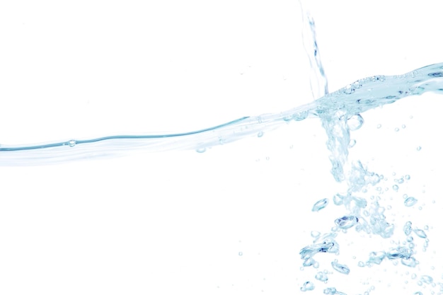 Éclaboussure de vague d'eau pure isolée sur le blanc