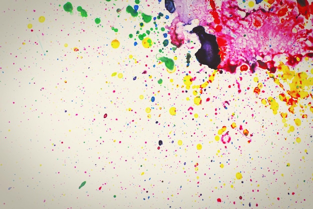 Éclaboussures colorées de peinture en arrière-plan