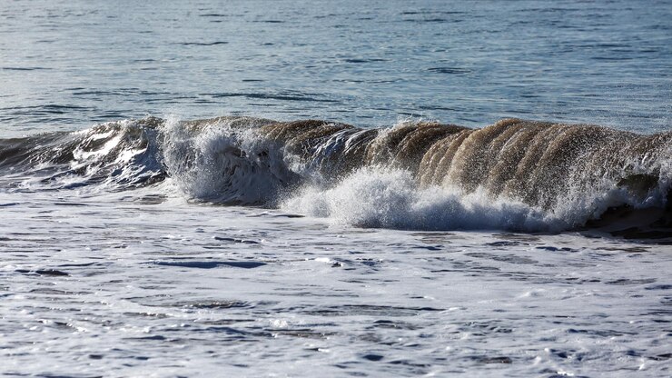 Photo des éclaboussures d'eau dans la mer