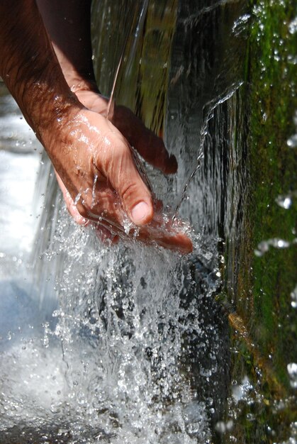 Photo des éclaboussures d'eau sur les mains