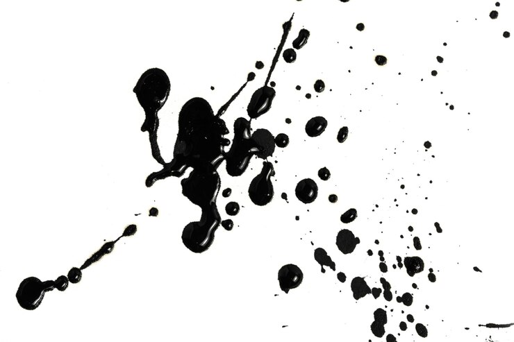 Photo des éclaboussures d'encre noire sur un fond blanc des taches d'incre