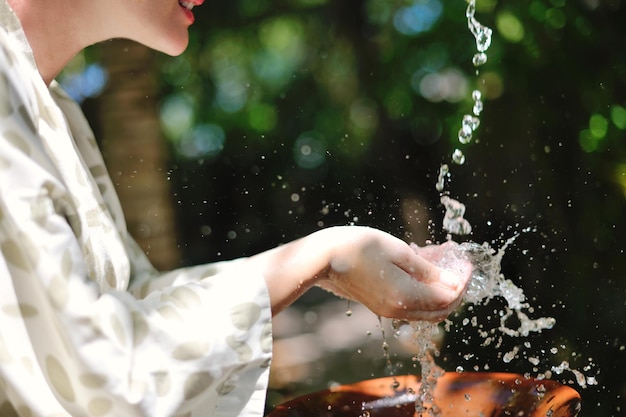 éclaboussures de gouttes d'eau fraîche sur les soins de la peau douce des filles pour les mains de femme de sensualité