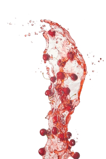 Éclaboussures de jus et de cerises sur fond blanc Éclaboussures d'eau isolées avec des cerises