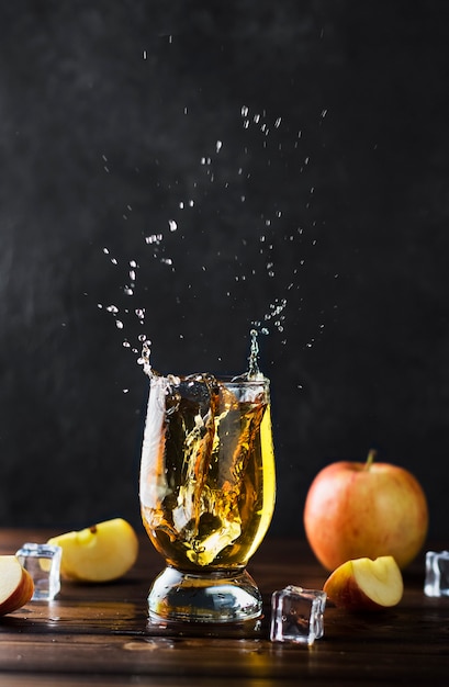 éclaboussures de jus de pomme dans un verre