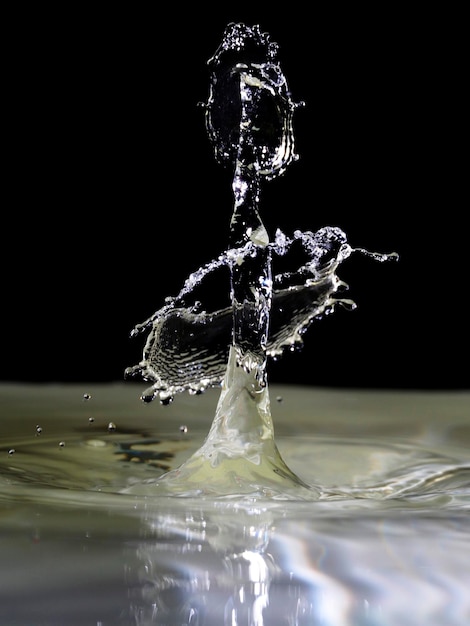 Photo des éclaboussures de liquide sur un fond noir