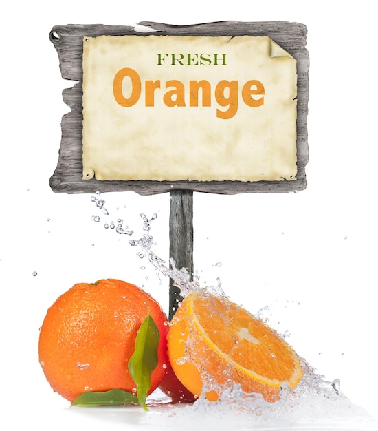 Des éclaboussures d'orange fraîches dans l'eau sur le blanc