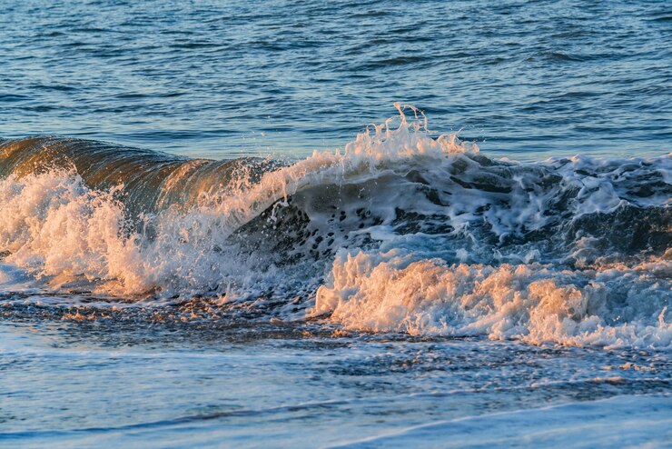 Photo éclaboussures de vagues sur la plage