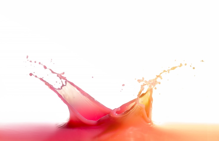 Photo éclaboussures de vin rouge et orange isolées sur blanc