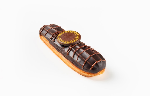 Photo Éclair de chocolat isolé sur un fond blanc