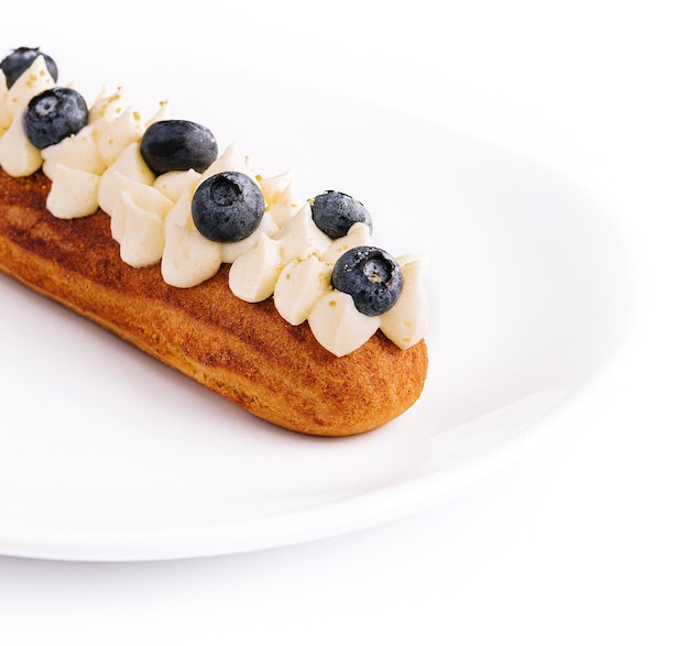 Eclair avec crème au beurre et myrtilles