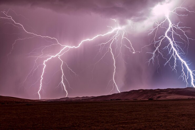Photo l'éclair sur le désert contre le ciel la nuit