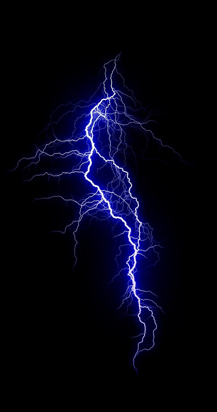 Photo éclair éclair massif avec des branches isolées sur fond noir effets de foudre et éclairage orage