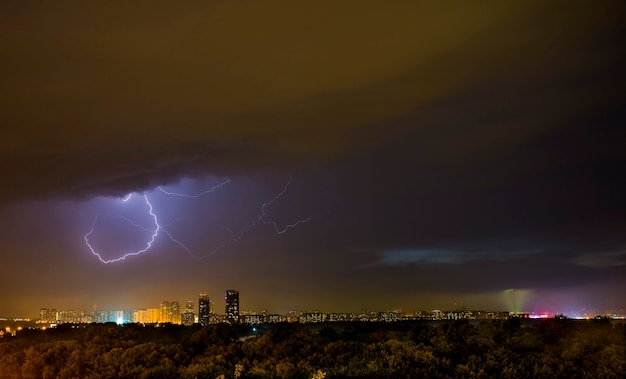 Éclair D'été Frappant Dans La Ville De Moscou La Nuit