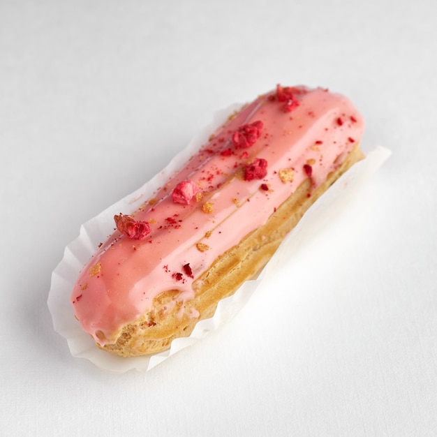 Eclair fraise rose sur fond blanc mise au point sélective tonifiante