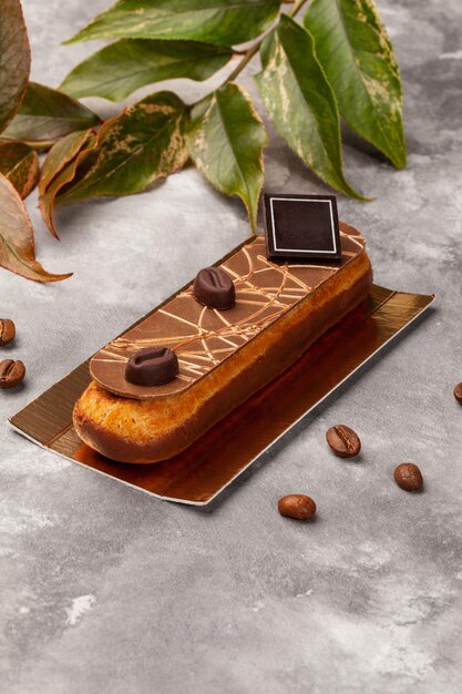 Eclair glacé au chocolat avec crème au café sur carton doré