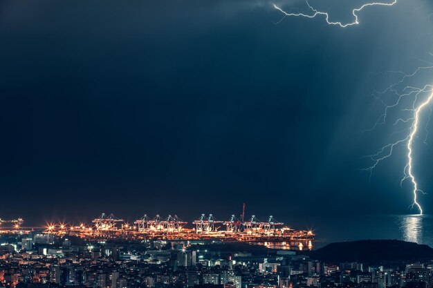 Photo l'éclair sur la ville de la nuit