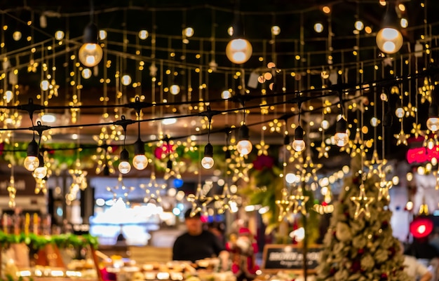 Éclairage de décoration d'hiver de Noël étoile dans le marché en plein air