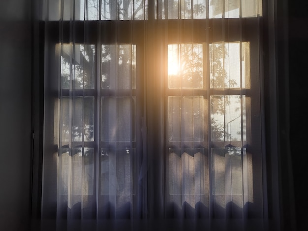 L'éclairage par la fenêtre. Soleil du matin éclairant la pièce, superpositions de fond d'ombre.