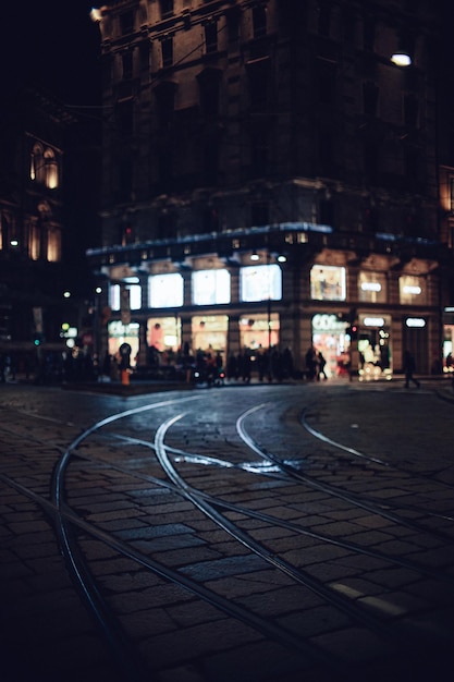 Photo l'éclairage des rues par des lumières de bâtiment la nuit.