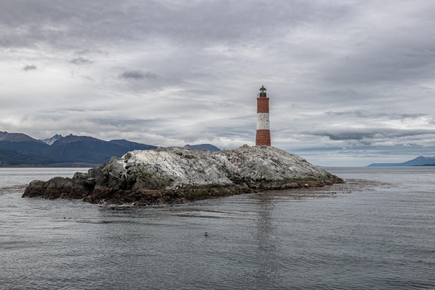 Les Eclaireurs The Explorers est un phare situé sur l'îlot NE du groupe d'îlots Les Eclaireurs dans le canal Beagle au large de la baie d'Ushuaia en Terre de Feu Argentine