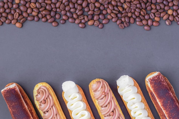 Eclairs assortis et grains de café.