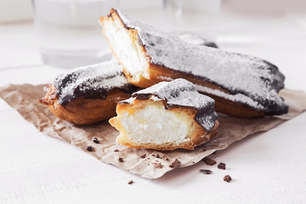 Eclairs au chocolat remplis de crème