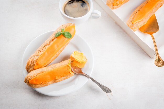 Eclairs avec crème de mangue et garniture