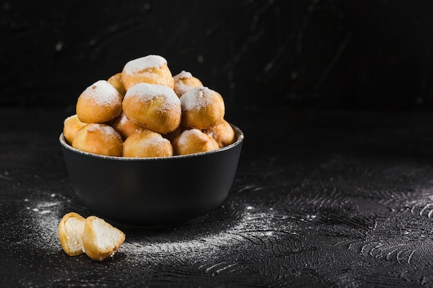 Eclairs avec du fromage cottage dans un bol noir