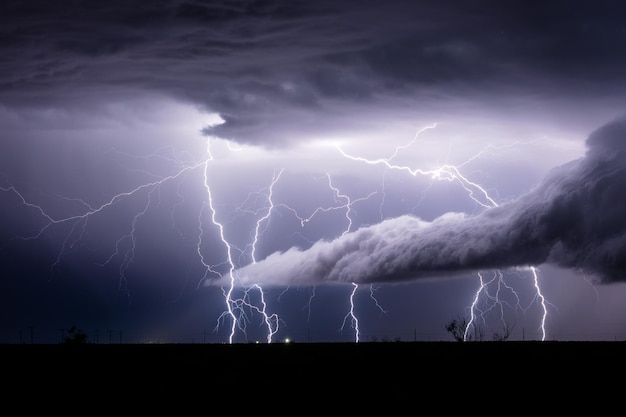 Des éclairs frappent d'une tempête près de Hobbs, au Nouveau-Mexique.