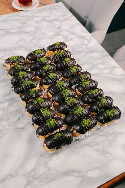 Eclairs avec garniture au chocolat délicieux petit gâteau au chocolat pâtisserie ekler