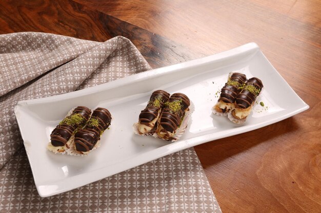 Eclairs avec garniture au chocolat délicieux petit gâteau au chocolat pâtisserie ekler