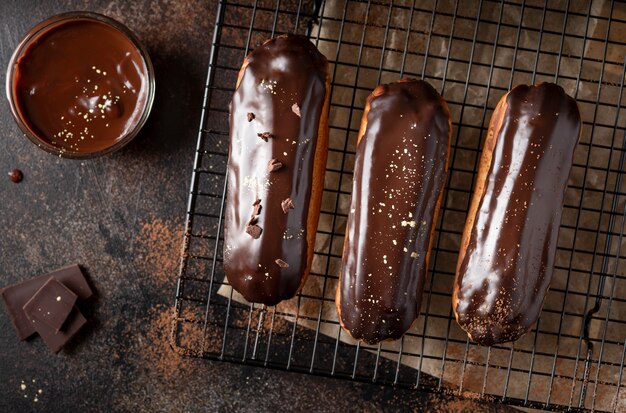 Eclairs avec glaçage au chocolat