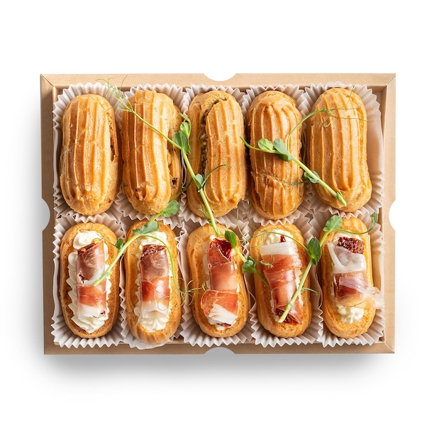 Photo Éclairs de gourmet remplis avec des garnitures sucrées et salées présentés dans une boîte en carton