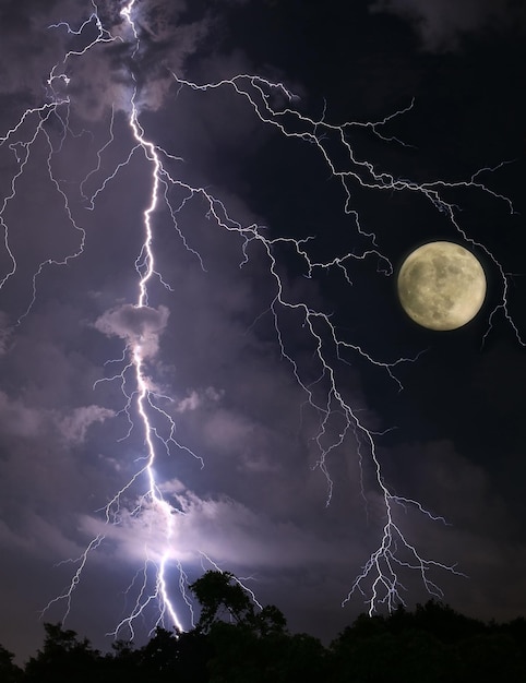 Des éclairs incroyables dans le ciel nocturne avec la pleine lune effrayante